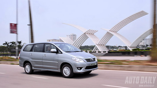 toyota-innova-1.jpg