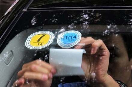 Ô tô tại Việt Nam sẽ phải dán tem thứ 3 ở kính lái