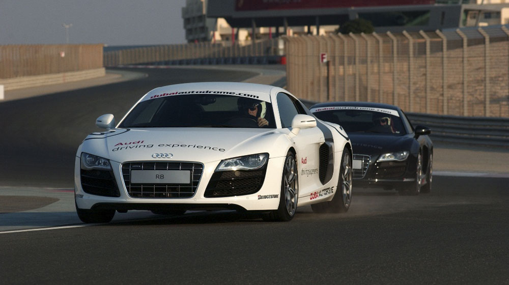 Mua xe Audi, cơ hội lái siêu xe R8 tại Dubai