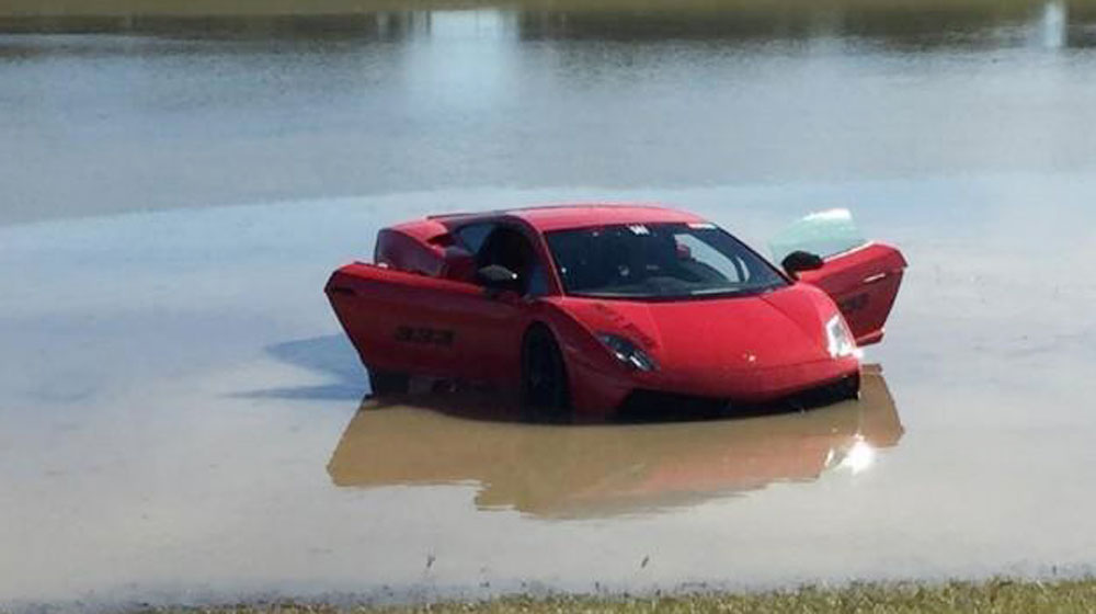 Mất kiểm soát, Lamborghini Gallardo 2.000 mã lực “bơi hồ”