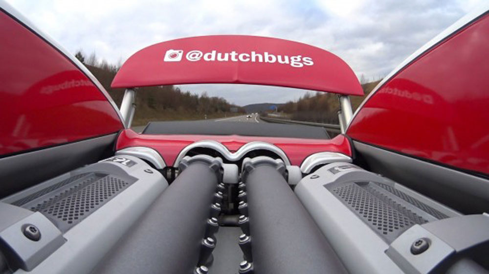 Video: Cặp đôi siêu xe Bugatti Veyron đua ở tốc độ hơn 320 km/h