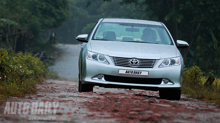 Ảnh chi tiết so sánh trực quan Toyota Camry 2015 và phiên bản cũ anh chi tiet camry 2015 (3).jpg