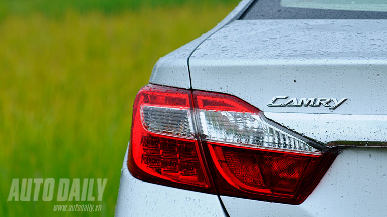 Ảnh chi tiết so sánh trực quan Toyota Camry 2015 và phiên bản cũ anh chi tiet camry 2015 (9).jpg