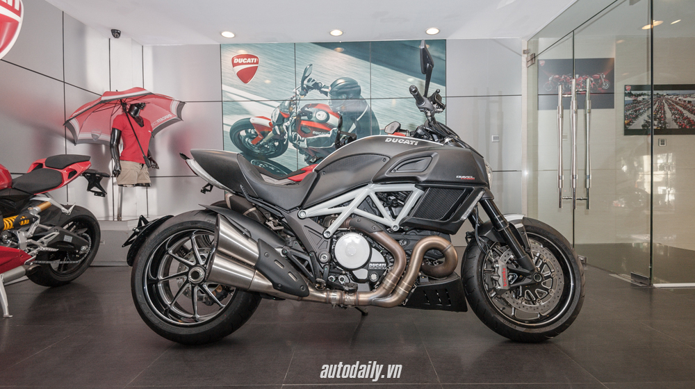 Ducati_Diavel_Carbon%20(1).jpg