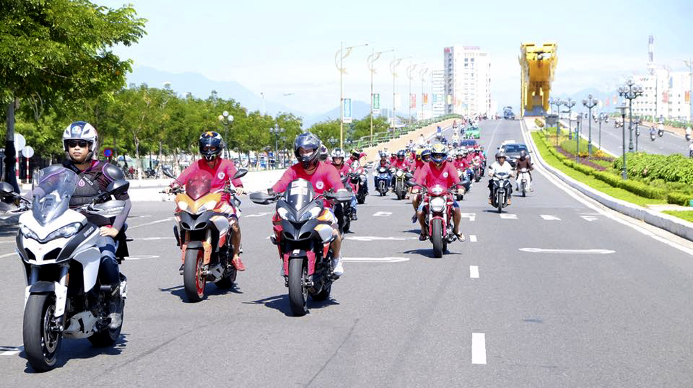 Chùm ảnh: Hàng trăm môtô "khủng" có mặt tại thành phố Đà Nẵng