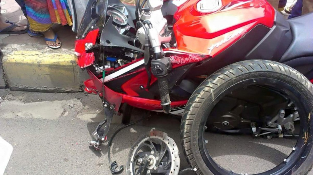 Bajaj-Pulsar-RS-200-Broken-Alloy.jpg