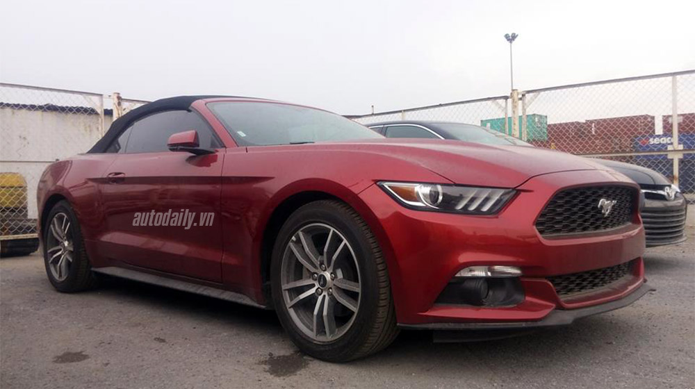 Ford Mustang Convertible 2015 đầu tiên về Việt Nam