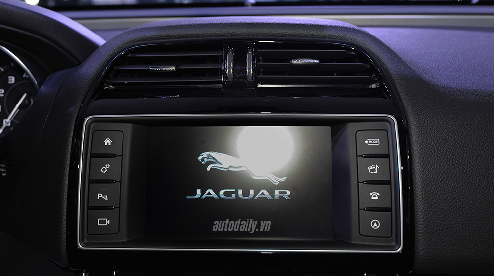 Jaguar XE (4).jpg