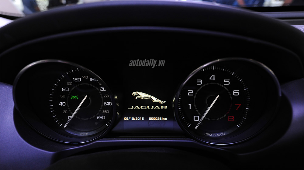 Jaguar XE (5).jpg