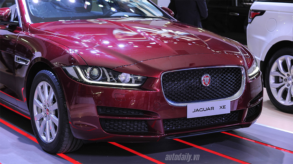 Jaguar XE (7).jpg