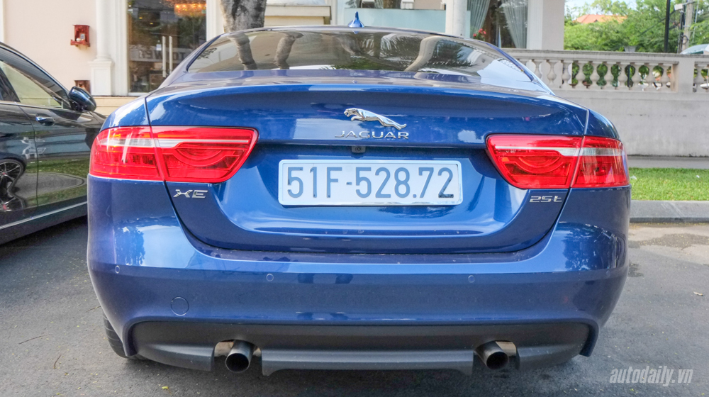 Chi tiết Jaguar XE Portfolio màu 