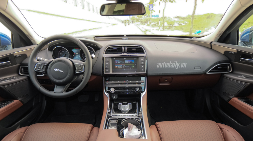 Chi tiết Jaguar XE Portfolio màu 