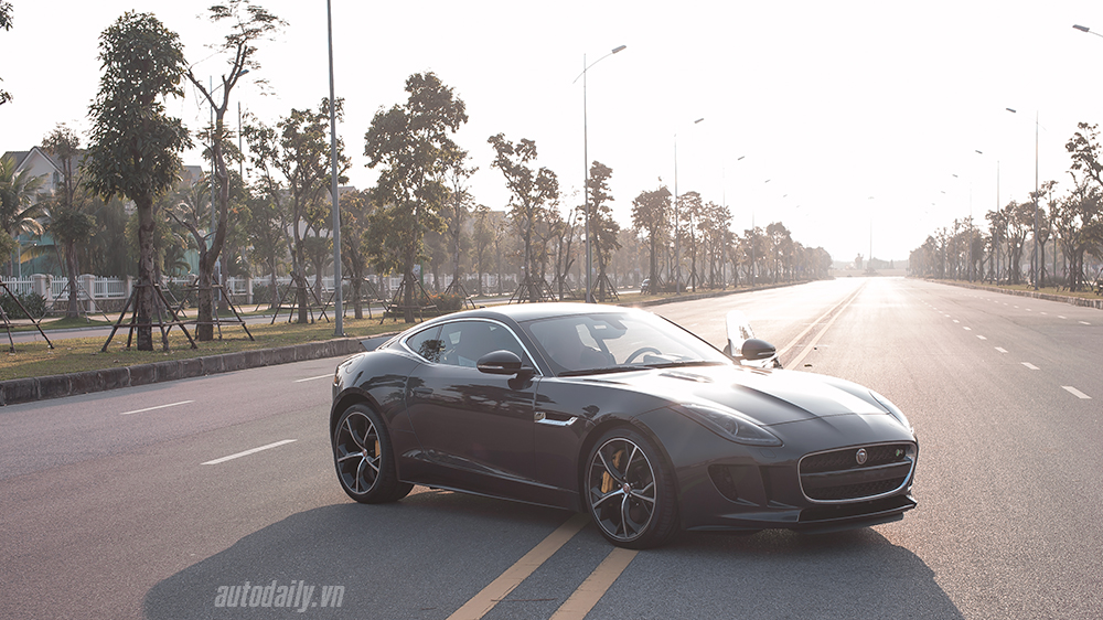 Jaguar%20F-type%20R%20with%20mode.jpg