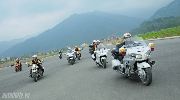 Dàn môtô khủng Harley Davidson diễu hành tại Hà Nội  Automotive  Thông  tin hình ảnh đánh giá xe ôtô xe máy xe điện  VnEconomy
