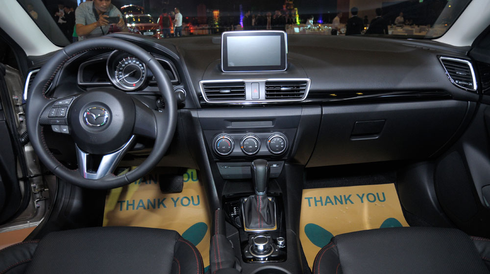  Con un precio de 749 millones de VND, el Mazda3 2015 