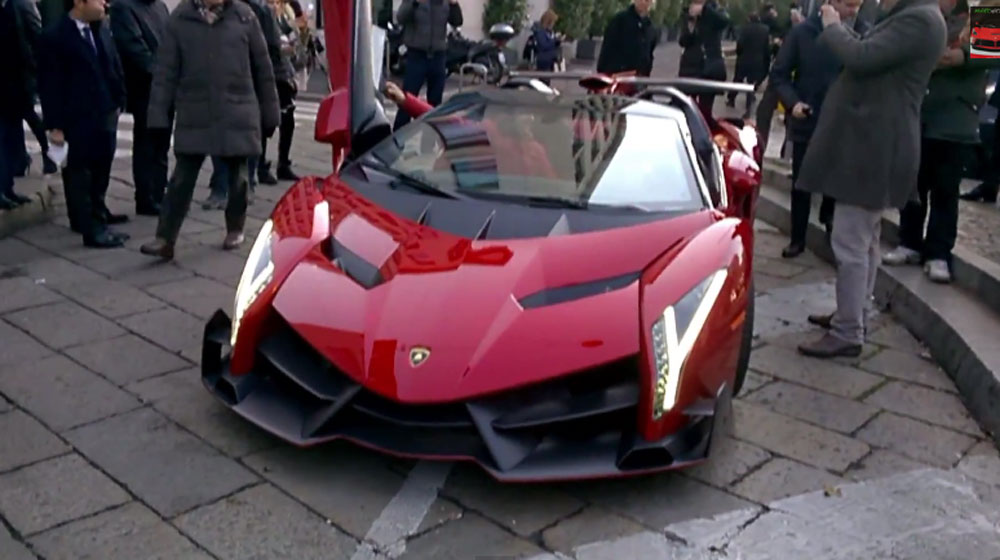 Lamborghini Veneno Roadster vẫn như “sinh vật lạ” khi xuống phố