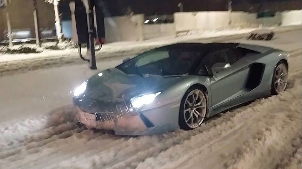 Siêu bò Lamborghini Aventador quậy trên tuyết tại Tokyo