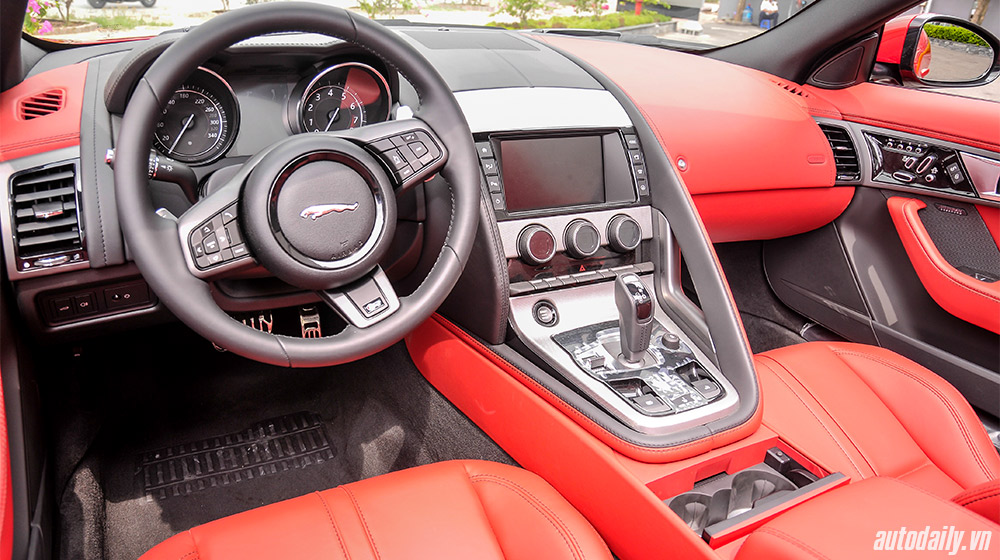 Jaguar F-Type V8 R Convertible - một siêu phẩm xe hơi cùng nội thất tuyệt đẹp đang chờ đón bạn. Ghé xem ngay để có những trải nghiệm tuyệt vời nhất.