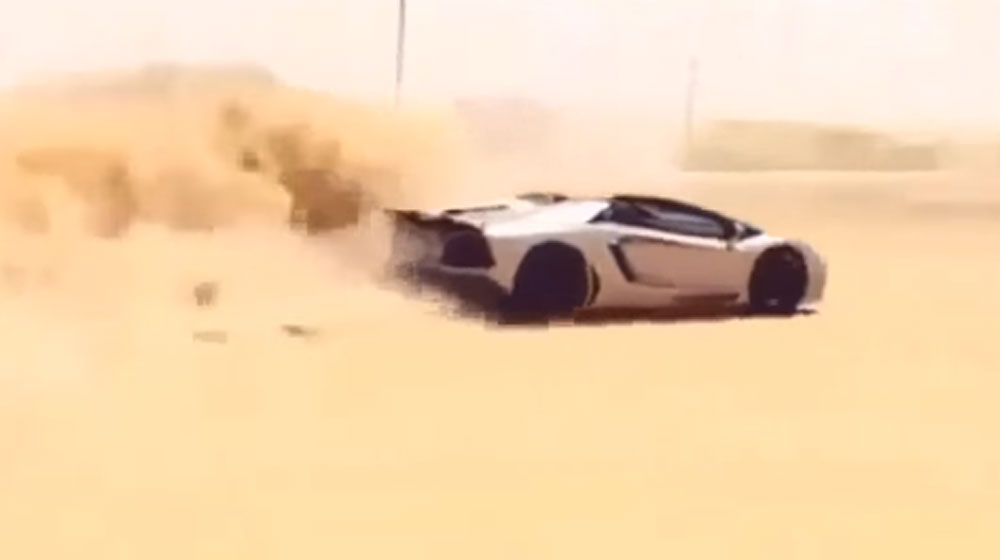 Video: Drift siêu xe Lamborghini Aventador trên cát